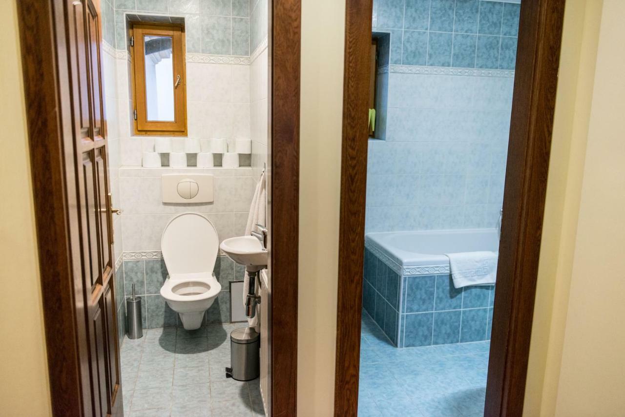 Spacious And Quiet Attic Flat In Centre Прага Екстериор снимка
