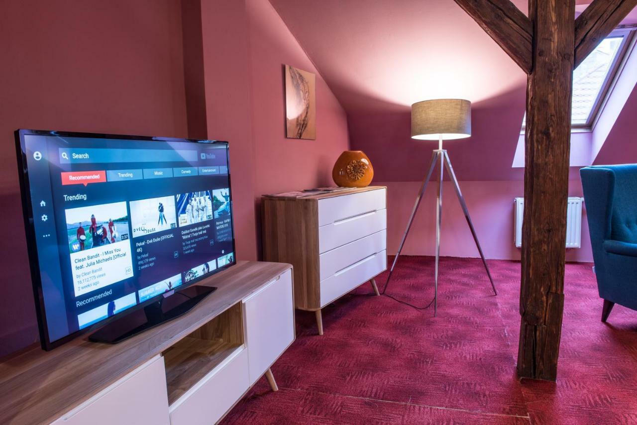 Spacious And Quiet Attic Flat In Centre Прага Екстериор снимка