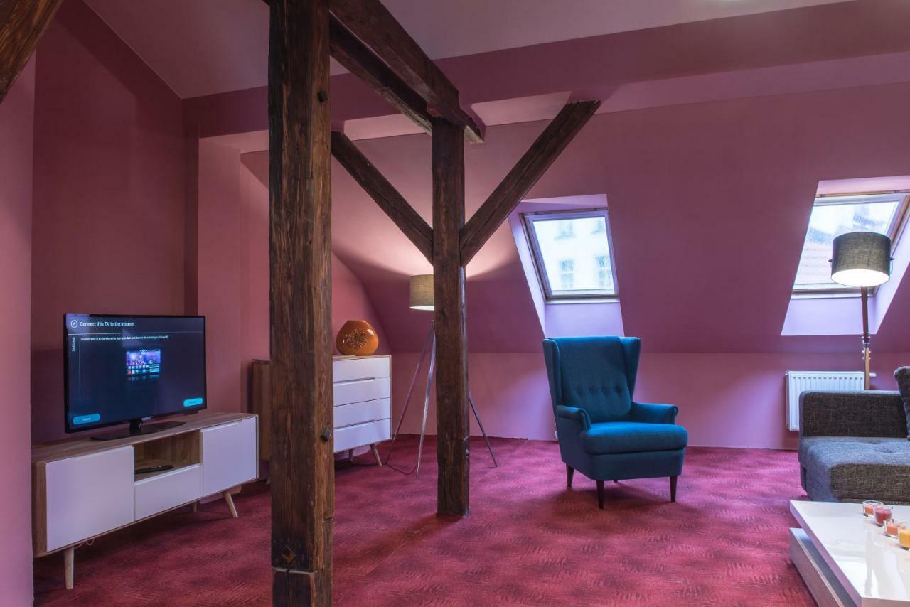 Spacious And Quiet Attic Flat In Centre Прага Екстериор снимка