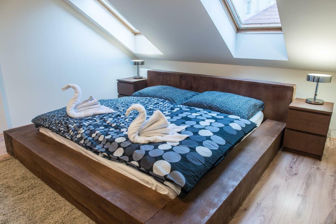 Spacious And Quiet Attic Flat In Centre Прага Екстериор снимка