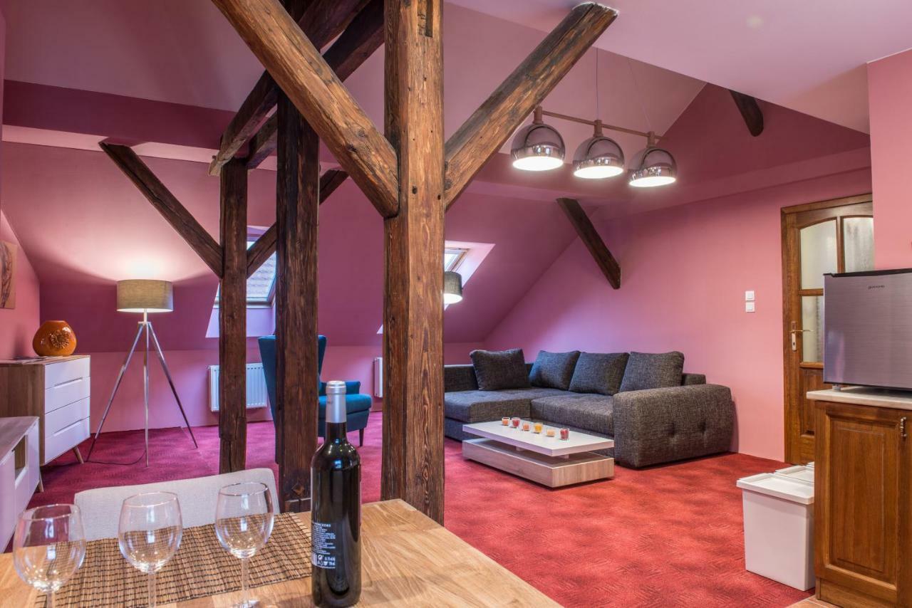 Spacious And Quiet Attic Flat In Centre Прага Екстериор снимка